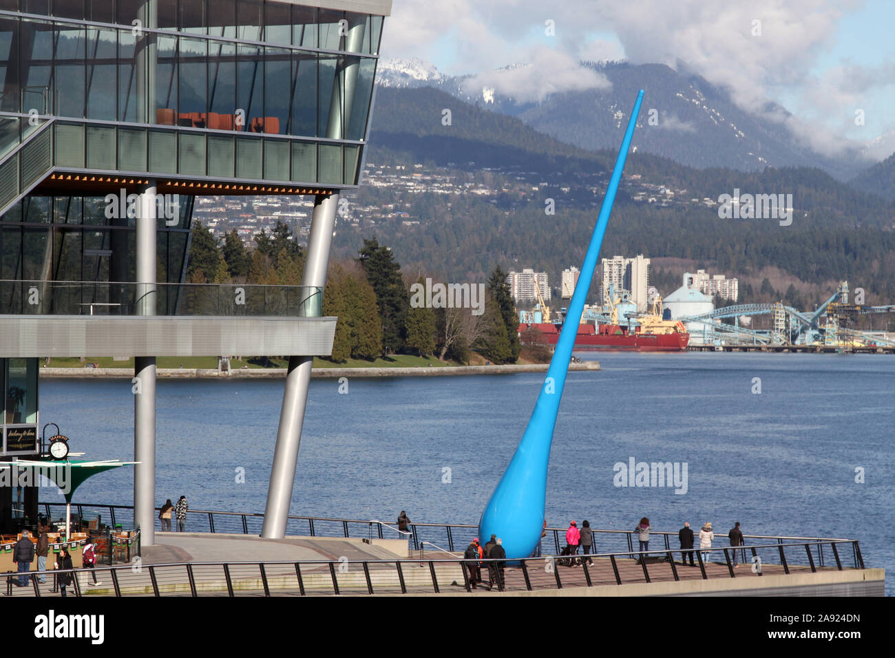 La liste déroulante sculpture de Â"Inges Ideeâ un monument en forme des gouttes sur le front, Vancouver, Colombie-Britannique, Canada, Hiver 2013 Banque D'Images