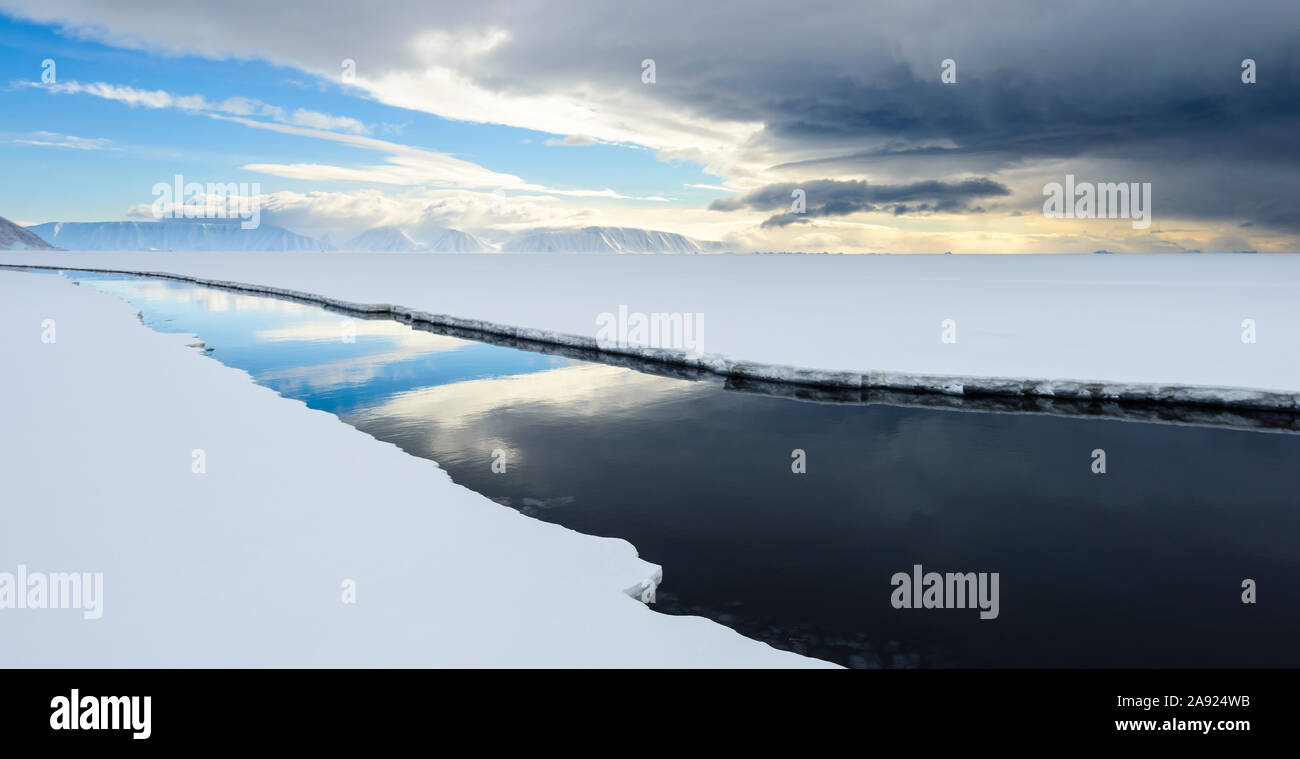 Ciel du soir reflétant dans l'eau Banque D'Images