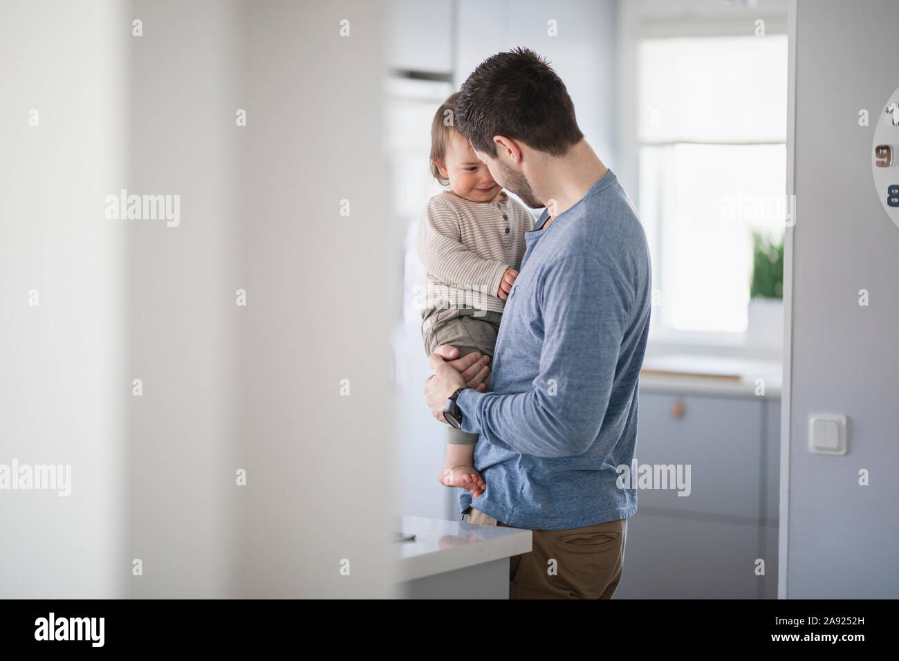 Père avec bébé dans la cuisine Banque D'Images