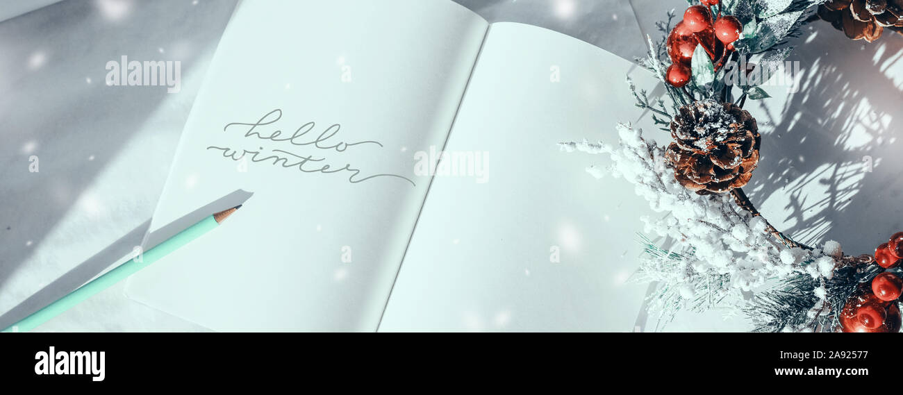 Concept d'hiver Bonjour. Inscription en portable sur fond blanc. Décorations de Noël. Le lettrage Banque D'Images