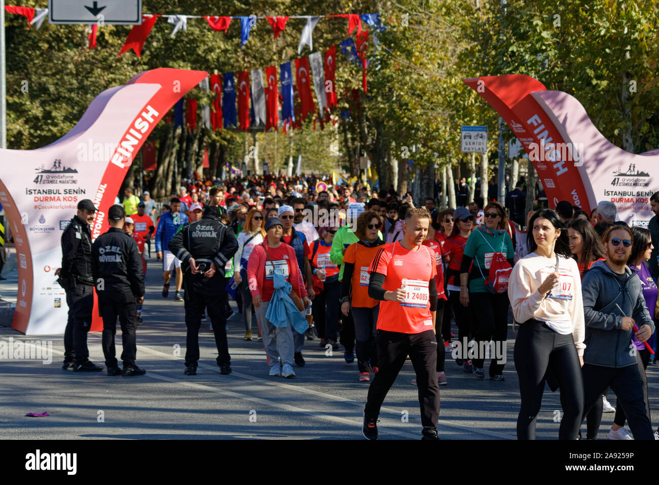 Les gens qui passent la ligne d'arrivée de Dolmabahçe 41ème Marathon d'Istanbul Vodafone 8K FunRun. Banque D'Images Les gens qui passent la ligne d'arrivée de Dolmabahçe 41ème Marathon d'Istanbul Vodafone 8K FunRun. Banque D'Images