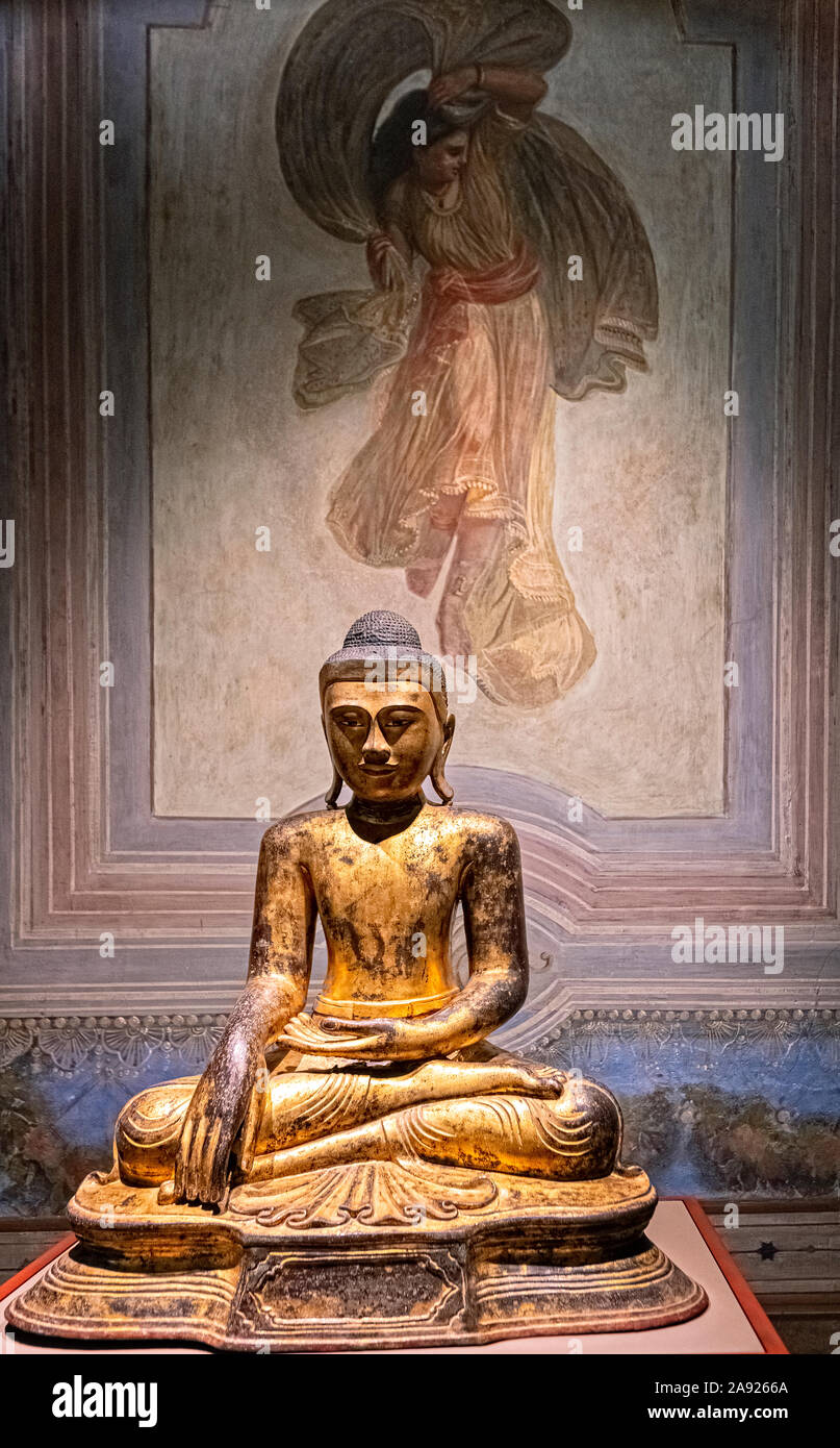 Italie Piémont Turin - Mazzonis Palace - Mao ( Musée Museo d'Arte Orientale ) - Musée d'art oriental - Bouddha assis dans Bhumisparshamudra - Myanmar ( Birmanie ) - 18e siècle APR. Banque D'Images