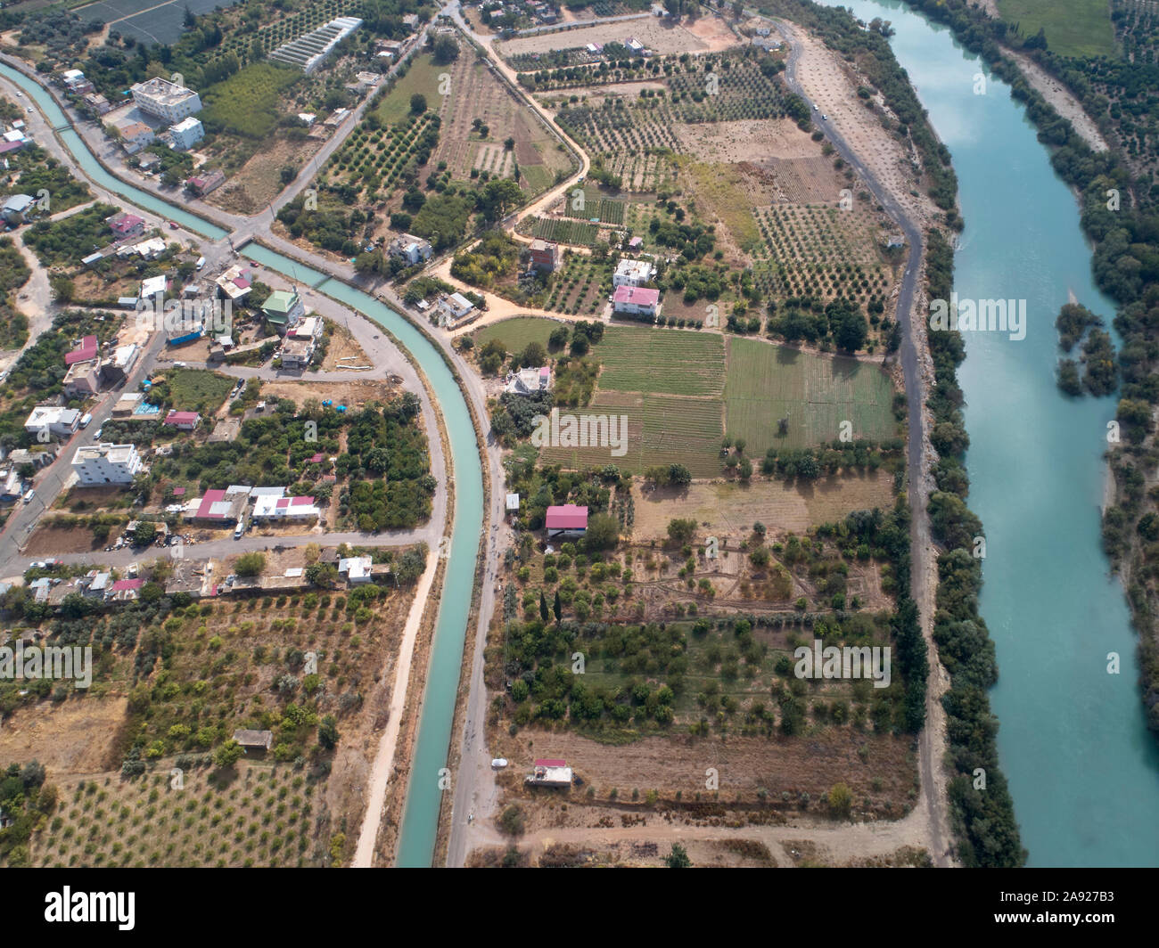 Rivière et canal d'irrigation à la région rurale. Vue aérienne. Banque D'Images