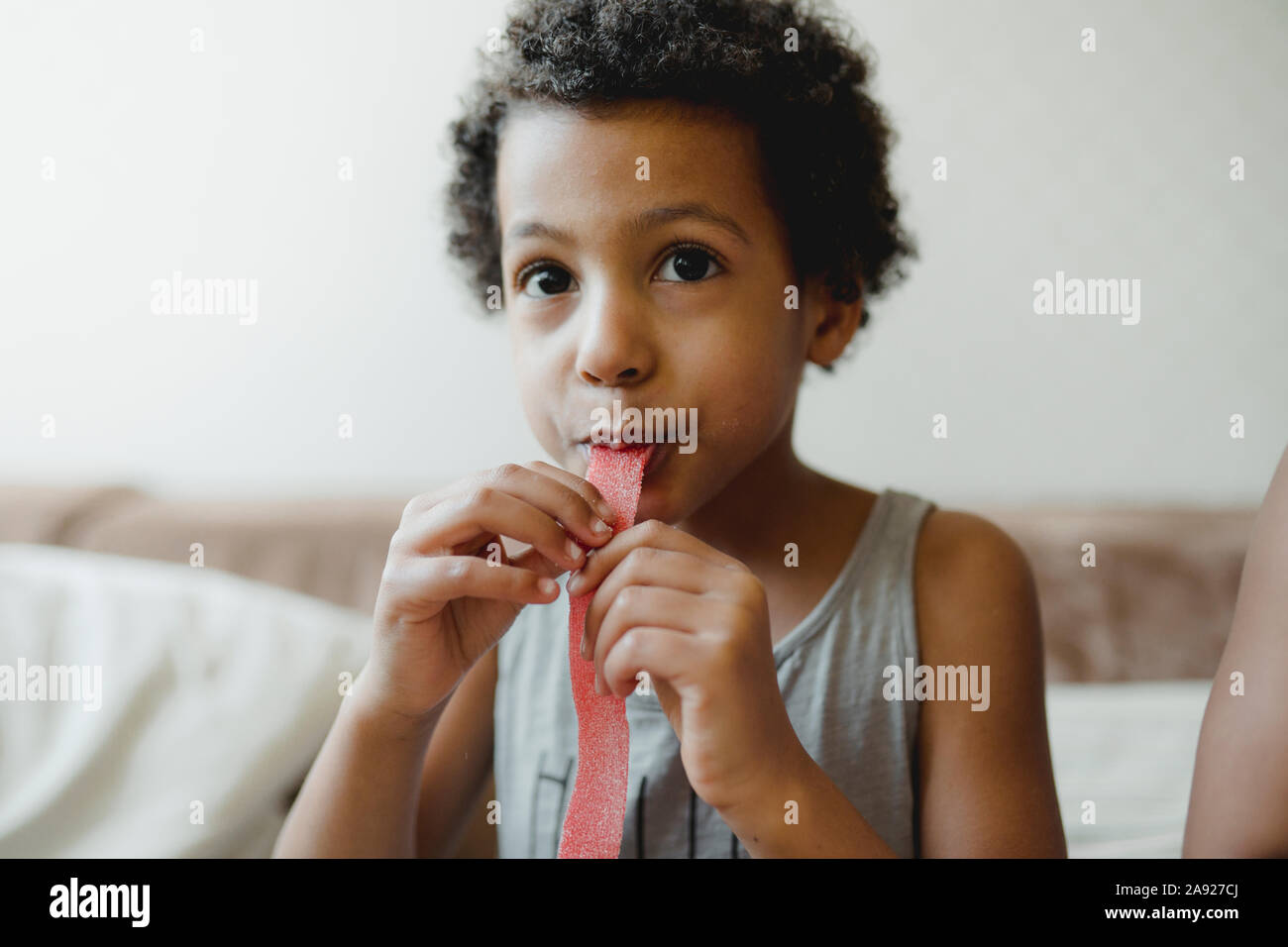 Boy eating sweet Banque D'Images