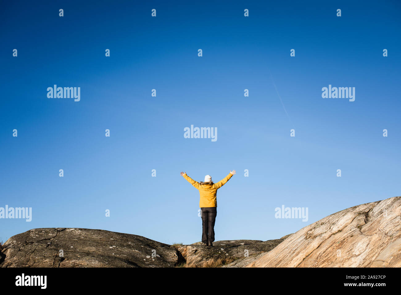 Femme debout sur des rochers Banque D'Images