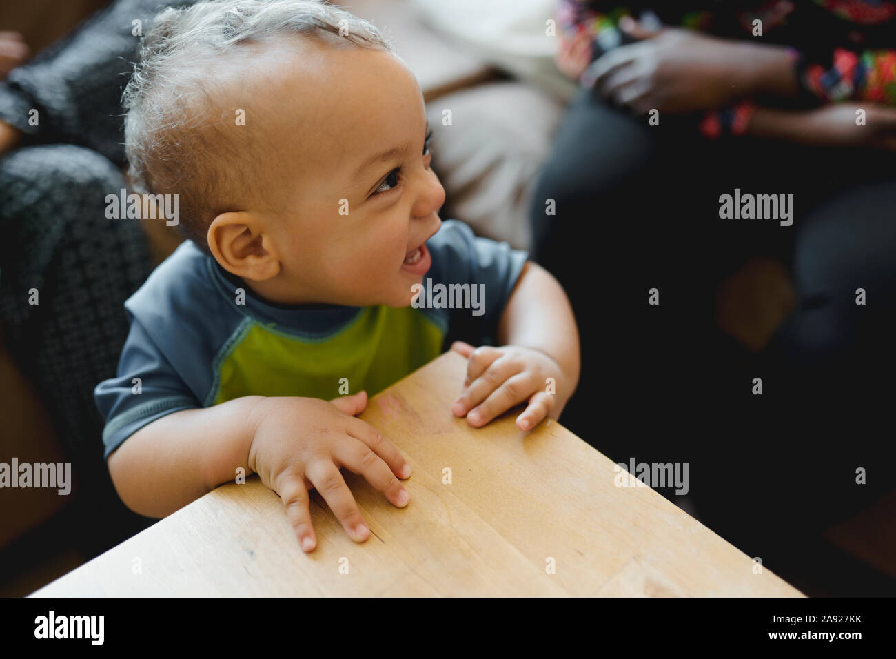 Baby Boy looking away Banque D'Images