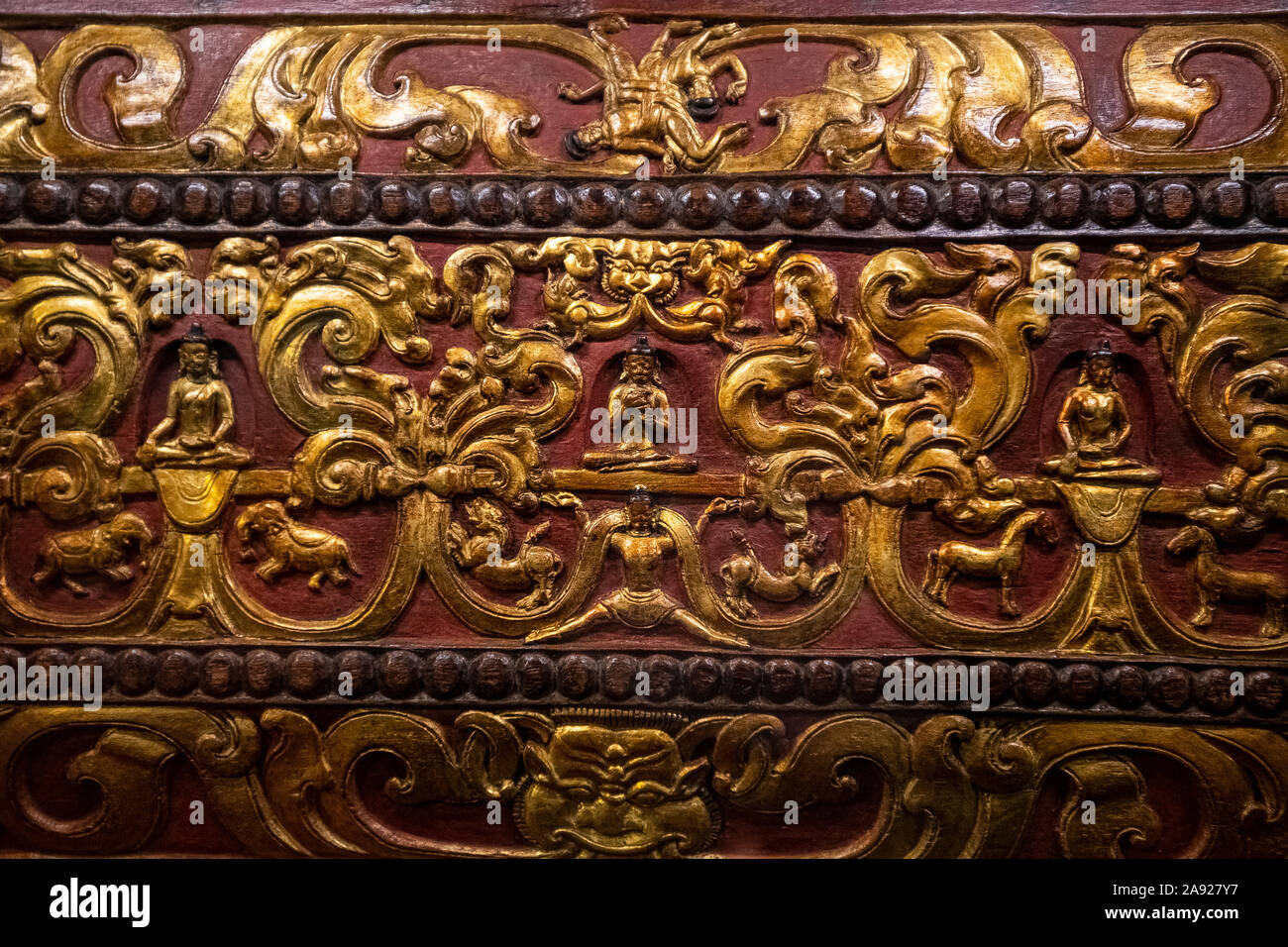 Italie Piémont Turin - Mazzonis Palace - Mao ( Musée Museo d'Arte Orientale ) - Musée d'art oriental - Frontispieces - dans le plus précieux de la main le Canon deux élément sont important : le Frontespices et la couverture en bois Banque D'Images