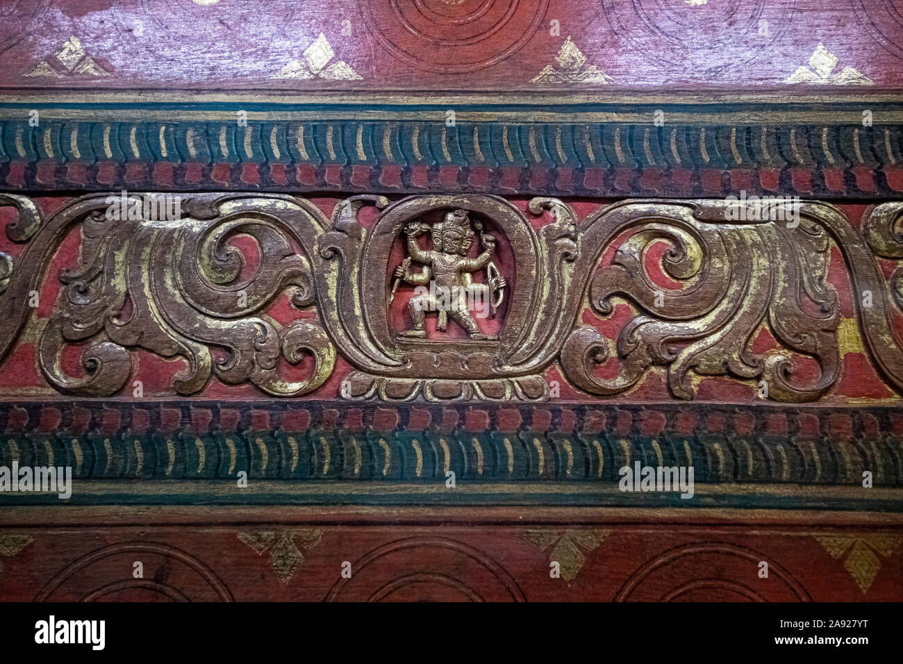 Italie Piémont Turin - Mazzonis Palace - Mao ( Musée Museo d'Arte Orientale ) - Musée d'art oriental - Frontispieces - dans le plus précieux de la main le Canon deux élément sont important : le Frontespices et la couverture en bois Banque D'Images