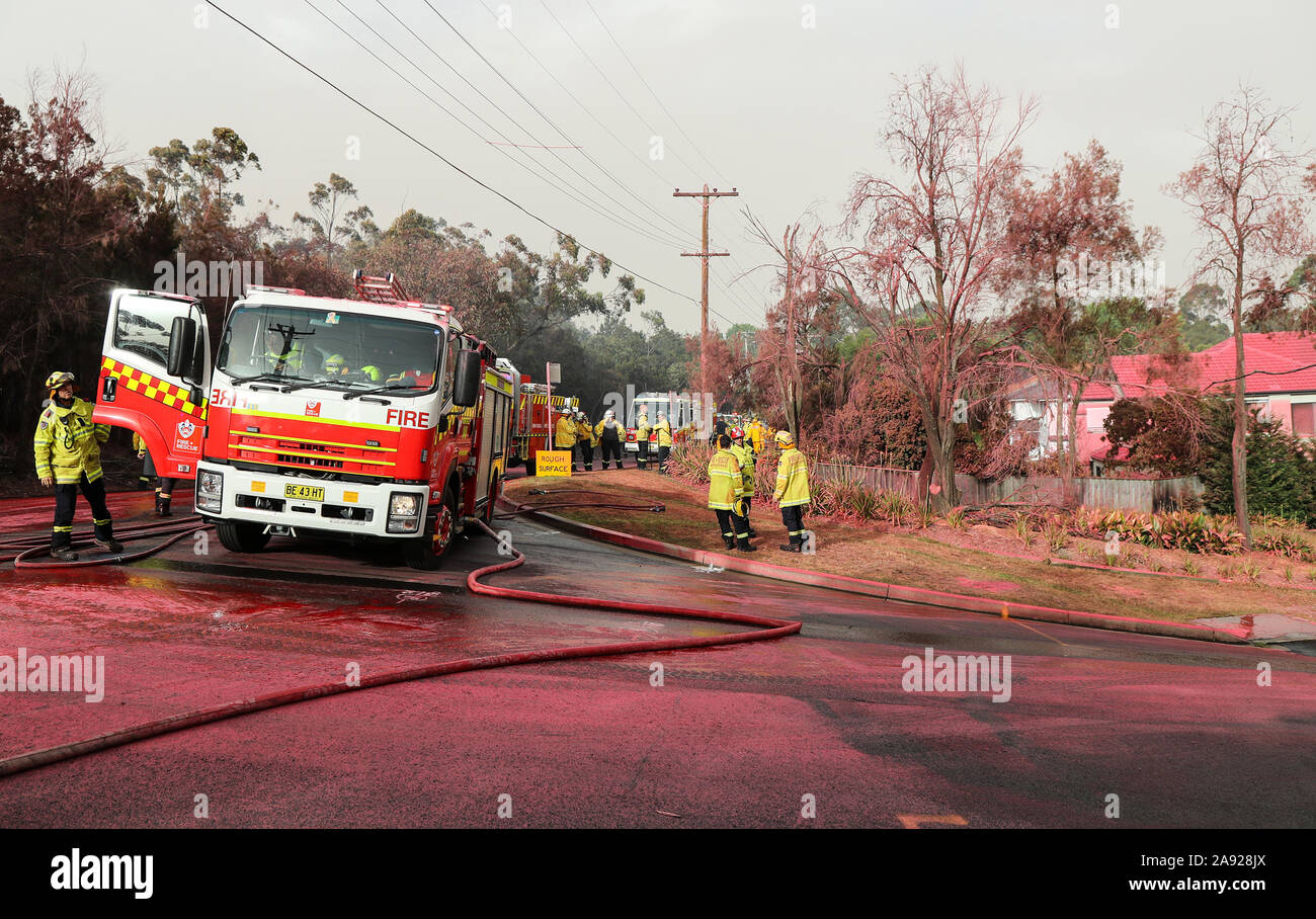 Sydney, Australie. 12Th Nov 2019. Les pompiers prendre un repos dans le sud Turramurra, Sydney, Australie, 12 novembre 2019. Le gouvernement australien a confirmé qu'elle envisage une légende obligatoire sans précédent des réserves militaires de lutte contre les feux de brousse sur la côte est. Linda Reynolds, le ministre de la défense, a déclaré au Parlement le mardi après-midi qu'elle envisage l'état de préparation et la "disponibilité" de l'armée, la marine et la force aérienne des forces de réserve. Source : Xinhua/Alamy Live News Banque D'Images