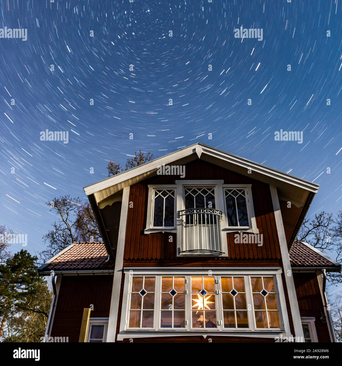 Maison en bois au crépuscule Banque D'Images