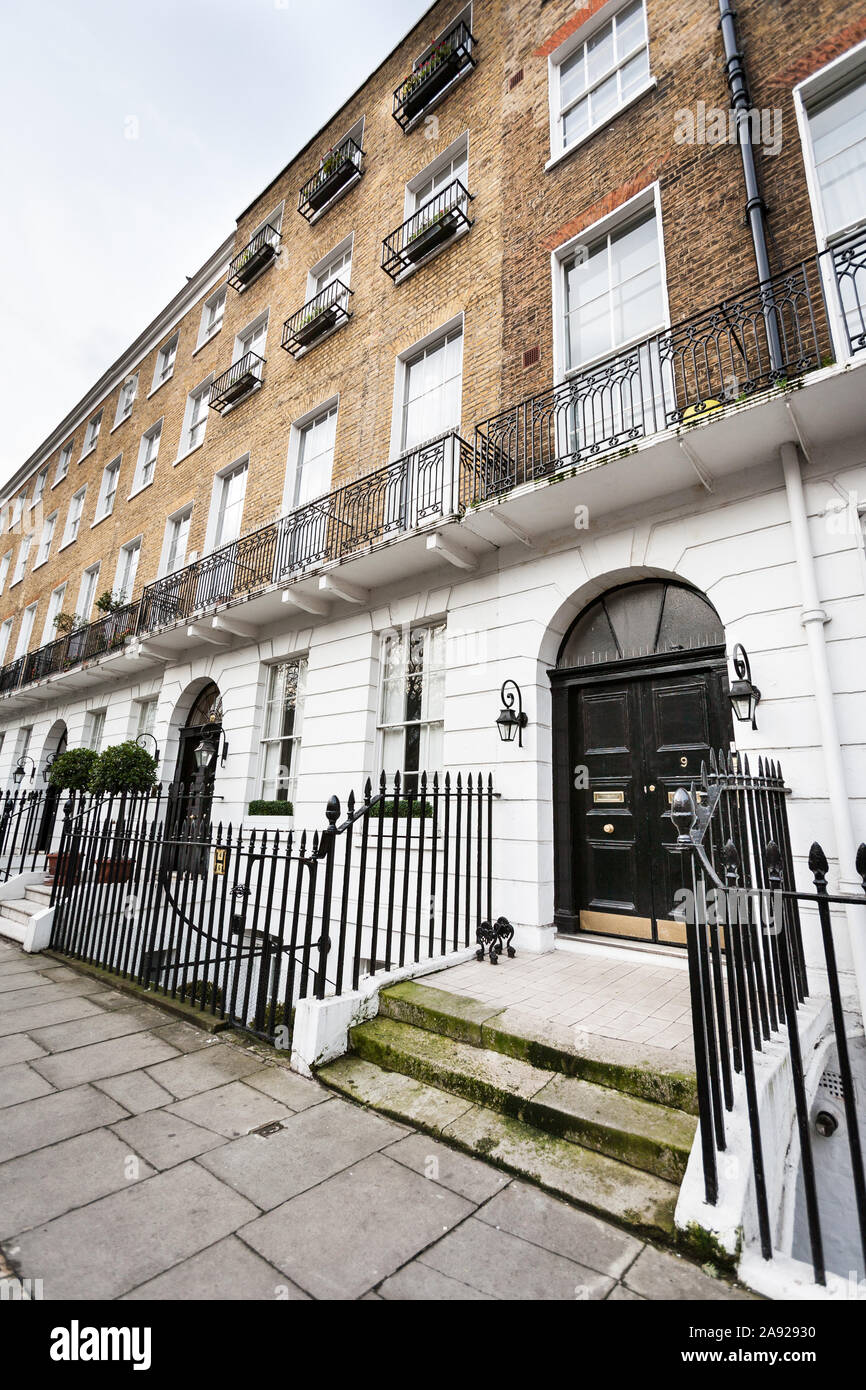 Bloomsbury, Londres. Une scène de rue typique dans le quartier de Bloomsbury au centre de Londres avec façades maison de l'architecture géorgienne familiers. Banque D'Images