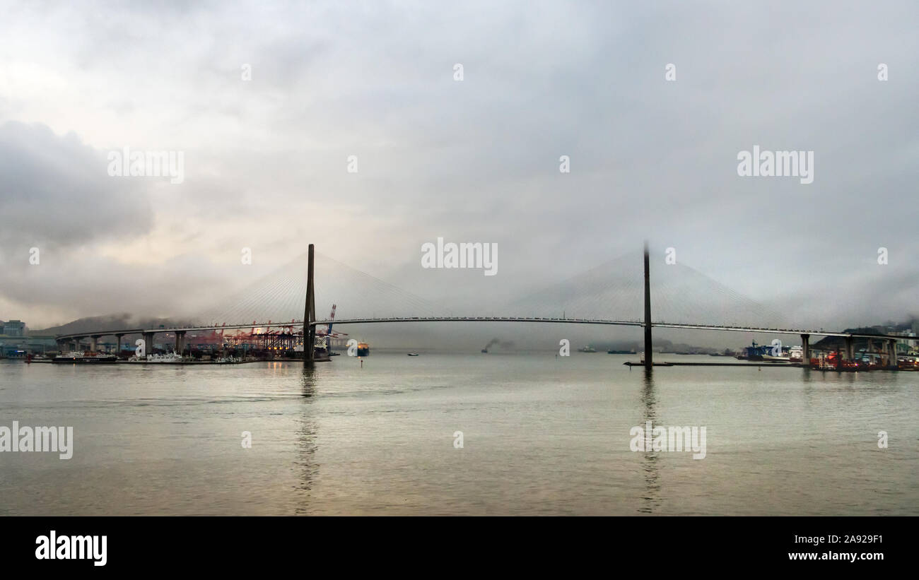 Vue sur le pont qui relie le port de Busan et de Yeongdo Nam district à Busan, Corée du Sud Banque D'Images