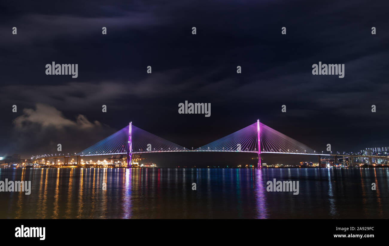 Vue de la nuit du port de Busan pont reliant les quartiers et Nam Yeongdo à Busan, Corée du Sud. Banque D'Images