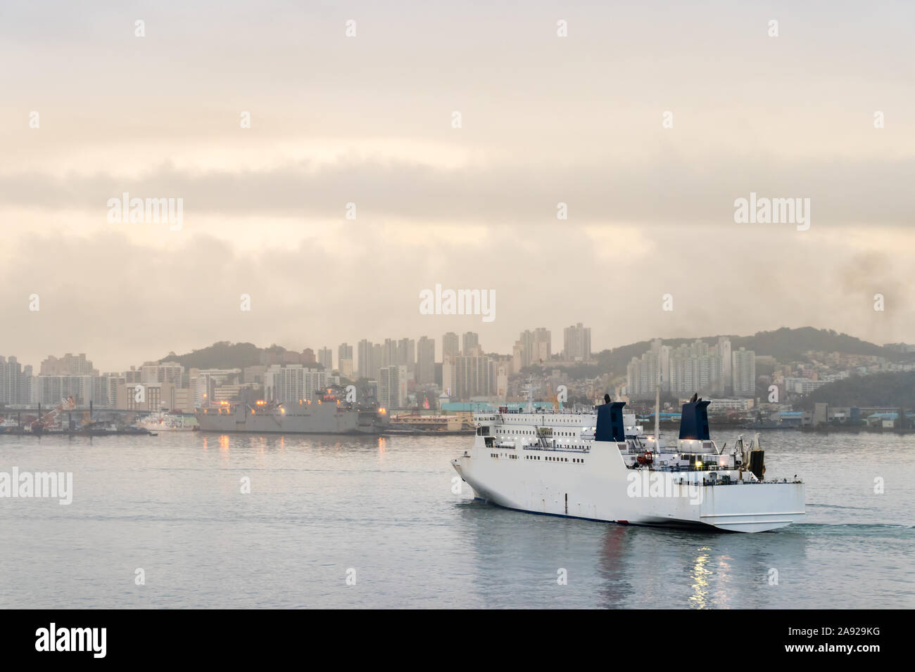 Navire qui approche le port de Busan à une journée nuageuse, la Corée du Sud Banque D'Images