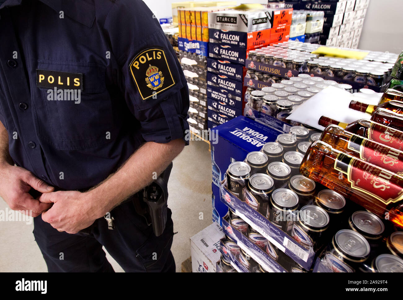 La police qui a saisi la bière, le vin et l'alcool de l'alcool autobus.Photo Jeppe Gustafsson Banque D'Images