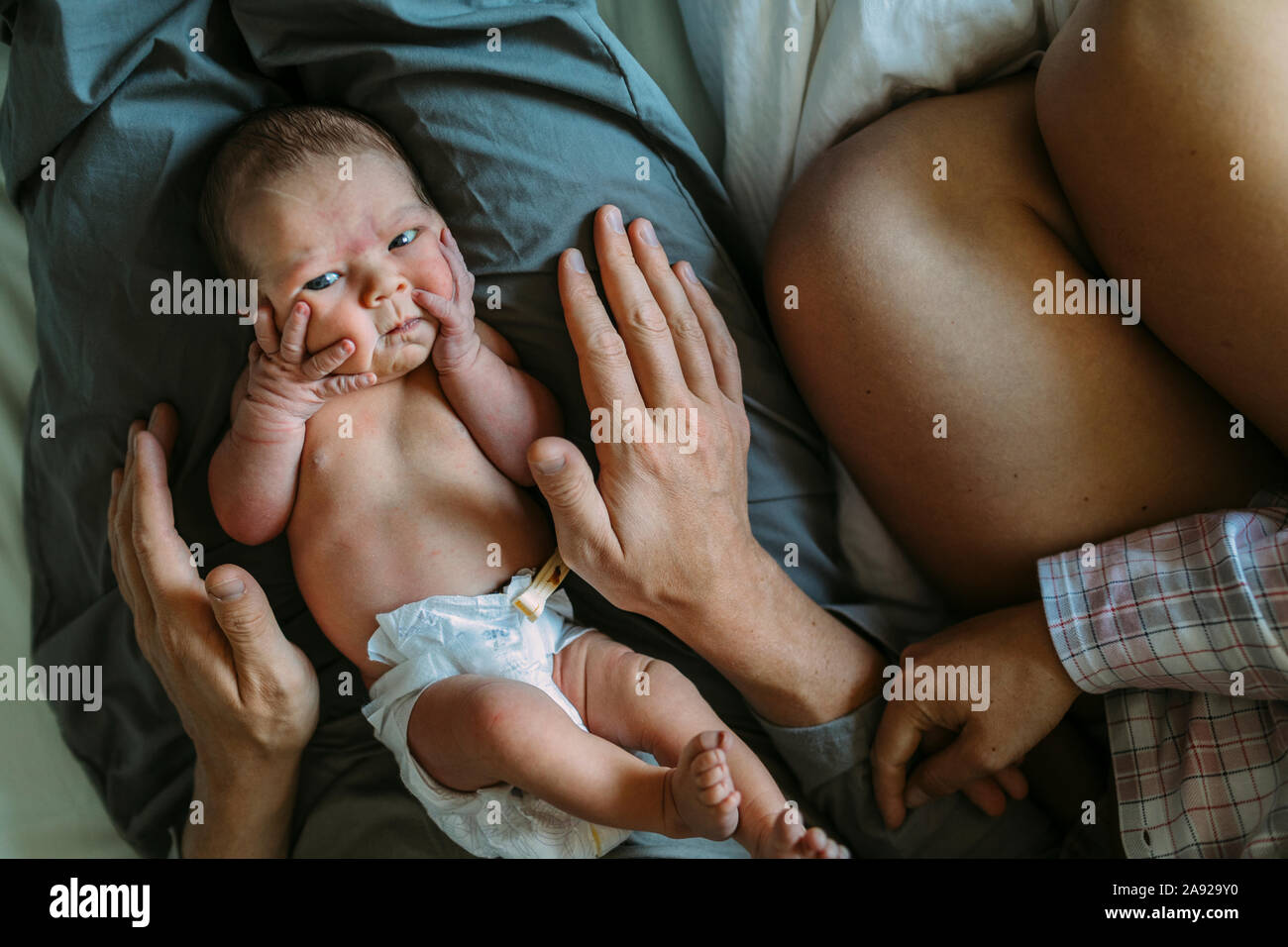 Bébé sur les pères tours Banque D'Images