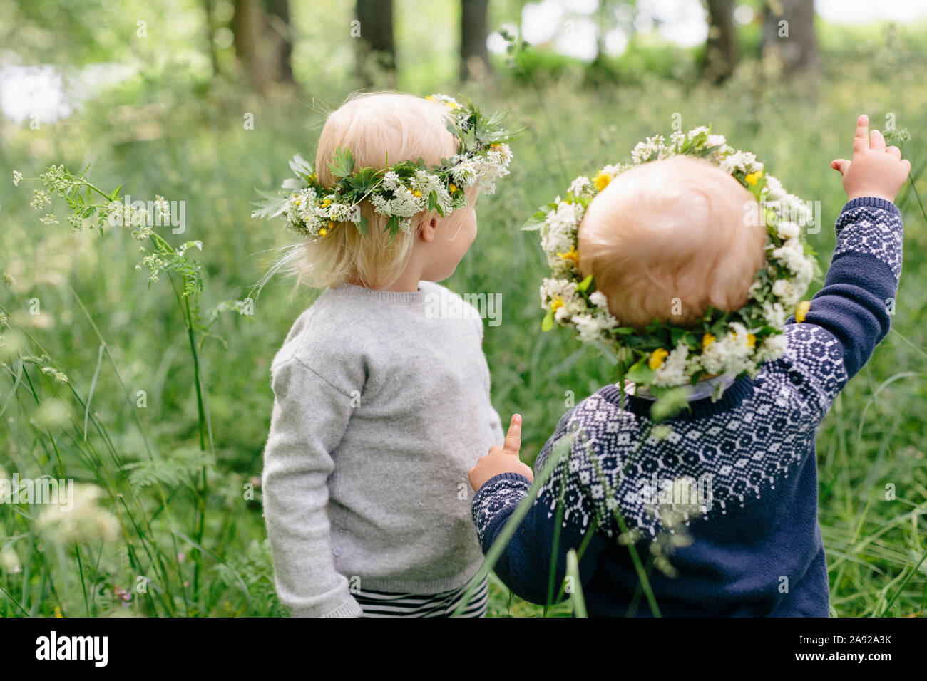 Enfants portant des couronnes de fleurs Banque D'Images