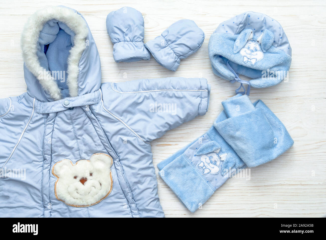 Automne Ou Hiver Fashion Tenue Bebe Garcon Vetements Bleu Blanc Sur Fond De Bois Photo Stock Alamy Automne Ou Hiver Fashion Tenue Bebe Garcon Vetements Bleu Blanc Sur Fond De Bois Photo Stock Alamy
