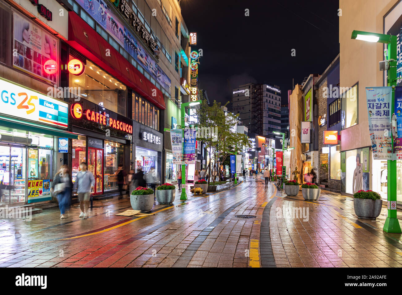 La rue commerciale Gwangbokro au centre-ville de Busan, en Corée Banque D'Images