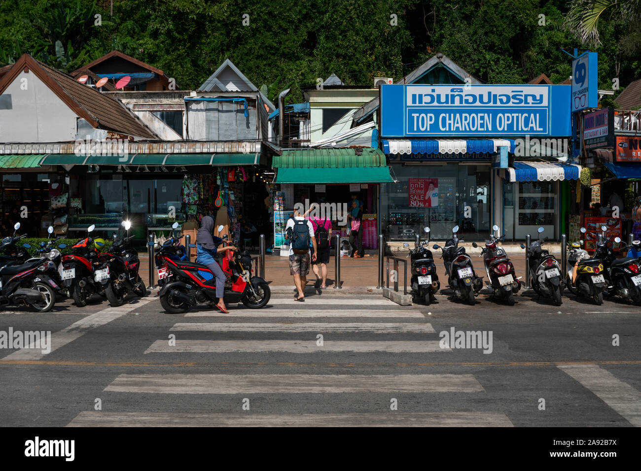 KRABI, THAÏLANDE - 10 juillet, 2019. Place de parking bondé d'habitude à Krabi avec plein de motos. Beaucoup de motos en stationnement trottoir en lignes en Banque D'Images
