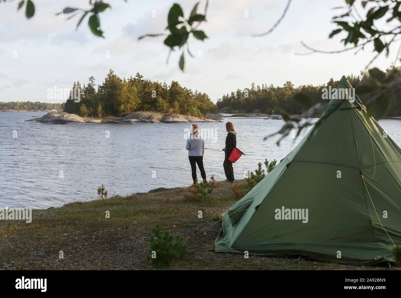 Les femmes camping Banque D'Images