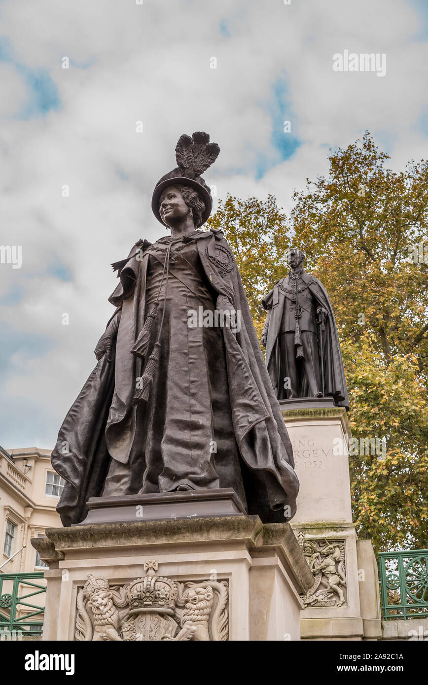 Portrait de la Reine Mère Memorial, une statue de bronze par Philip Jackson debout dans le Mall, Londres, Royaume-Uni, avec le roi George VI Memorial en arrière-plan. Banque D'Images