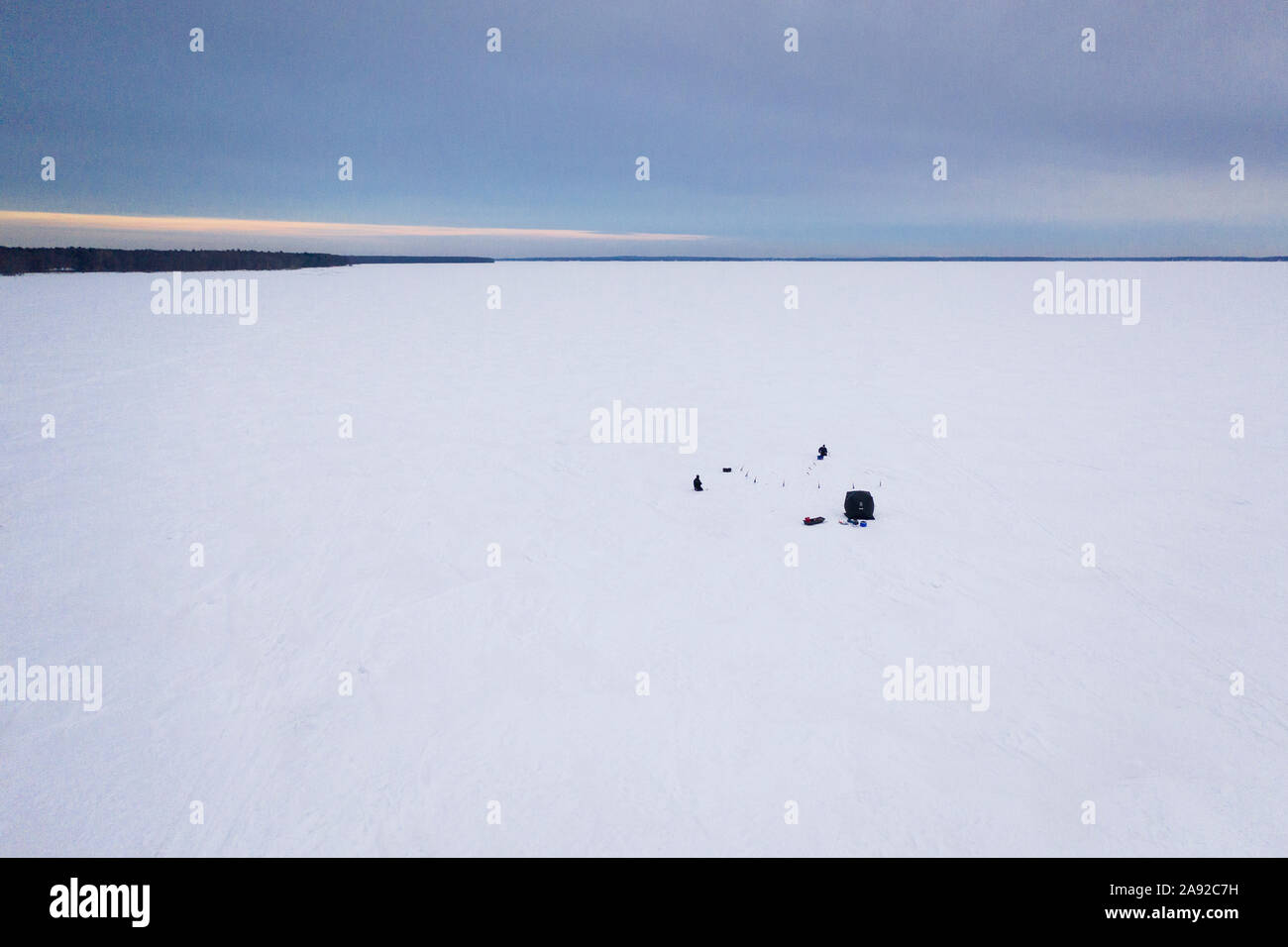 La pêche d'hiver sur un lac gelé Banque D'Images