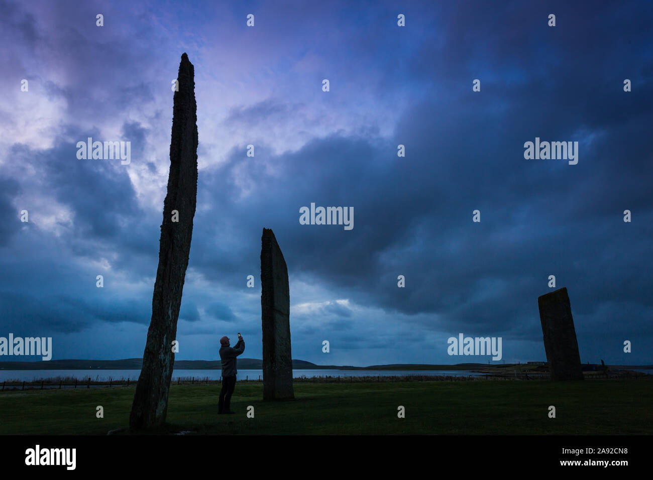 Les Orcades, en Écosse, au Royaume-Uni. 12 Nov, 2019. Les nuages inquiétants de dérive sur les menhirs néolithiques de Stenness, îles Orcades, Ecosse Banque D'Images