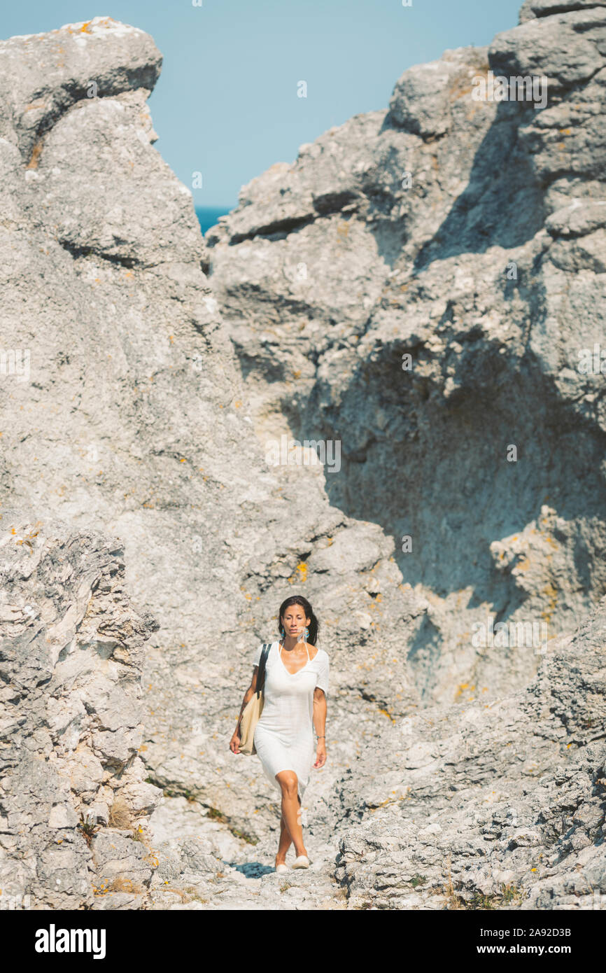 Femme marche sur les roches, contexte Banque D'Images