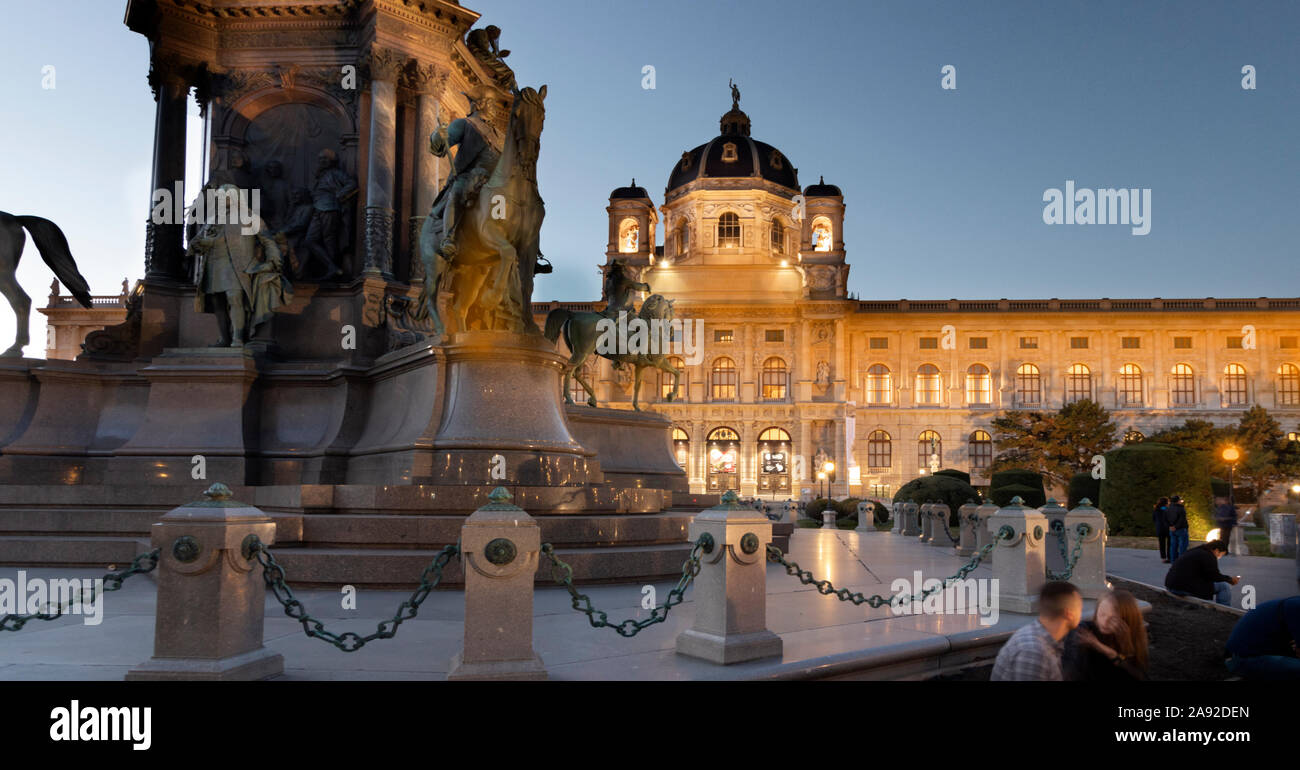 Vienne, Autriche - 29 octobre 2019 : Musée d'Histoire Naturelle, illuminée le soir. Statues de scientifiques en premier plan. Banque D'Images