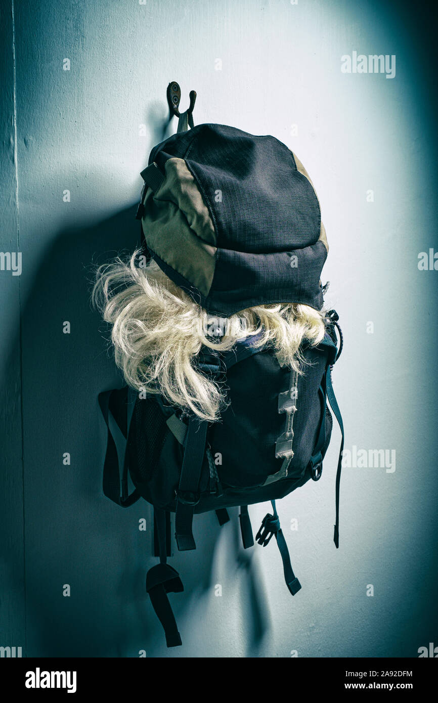 Perruque Blonde s'échappant d'un sac à dos. Banque D'Images