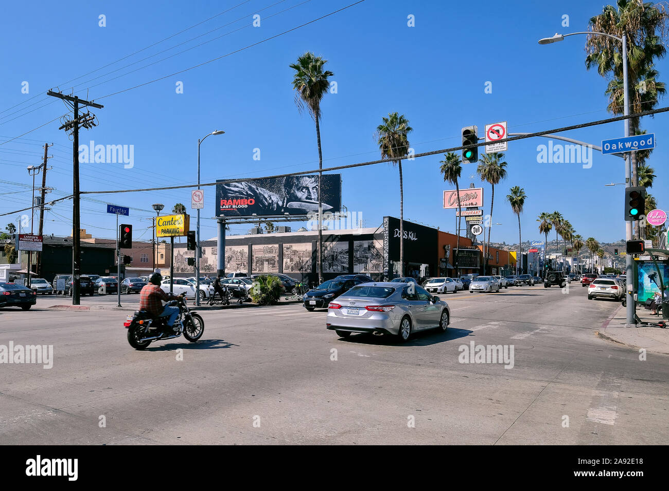 Intersection de North Fairfax Avenue, Oakwood avec le restaurant juif gastronomique Canter's, boulangerie, traiteur et bar, et publicité pour le film Ram Banque D'Images