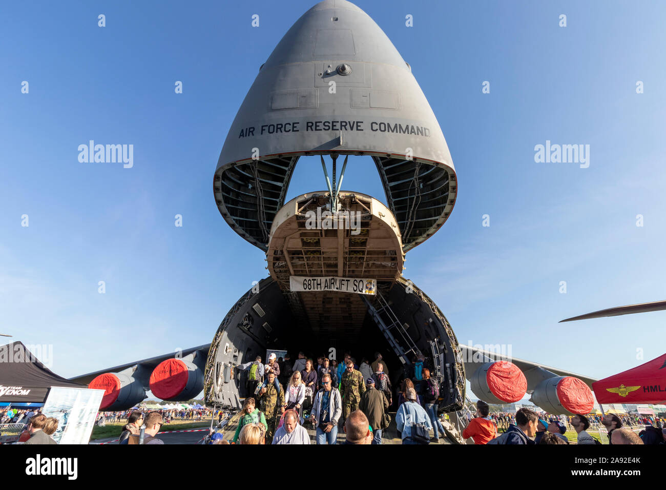 OSTRAVA, RÉPUBLIQUE TCHÈQUE - le 22 septembre 2019 : Journées de l'OTAN. C-5M Super Galaxy Avion de transport sur l'affichage pour la première fois. La rampe avant ouverte. Foule po Banque D'Images