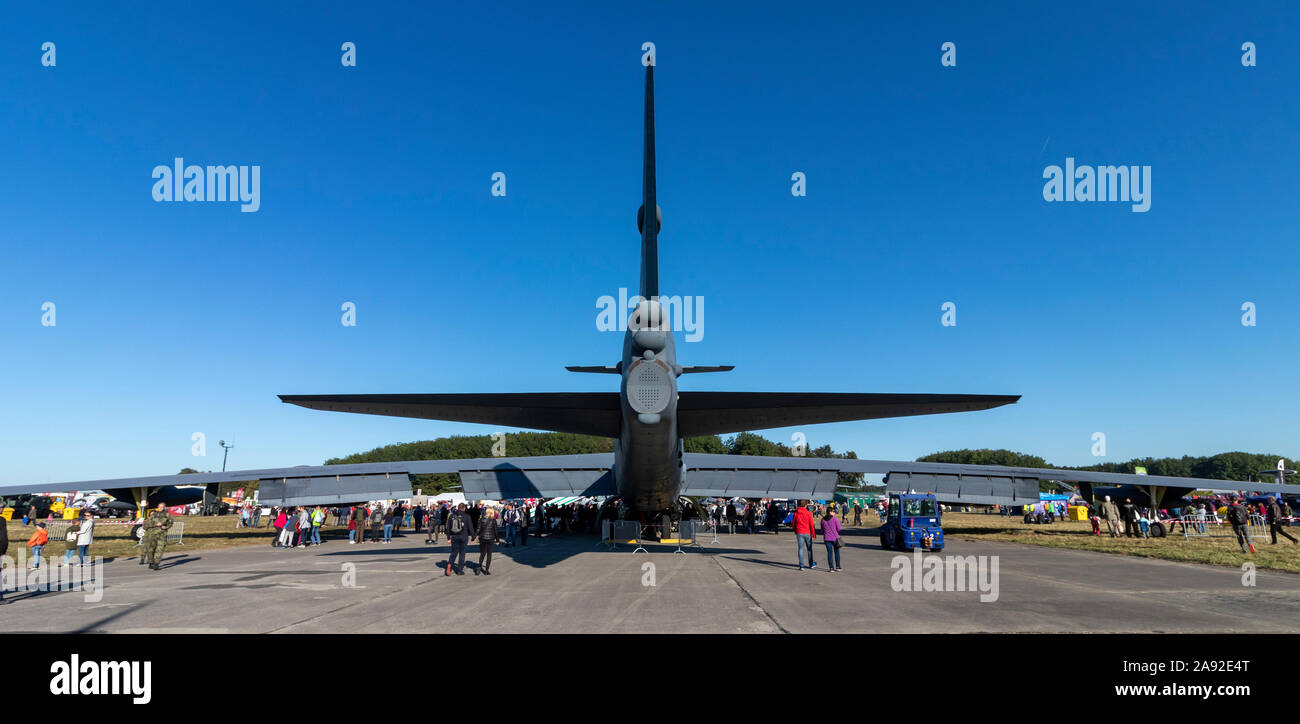 OSTRAVA, RÉPUBLIQUE TCHÈQUE - le 22 septembre 2019 : Journées de l'OTAN. Des bombardiers stratégiques B-52 Stratofortress de l'US Air Force sur l'écran, entouré par une foule de Banque D'Images