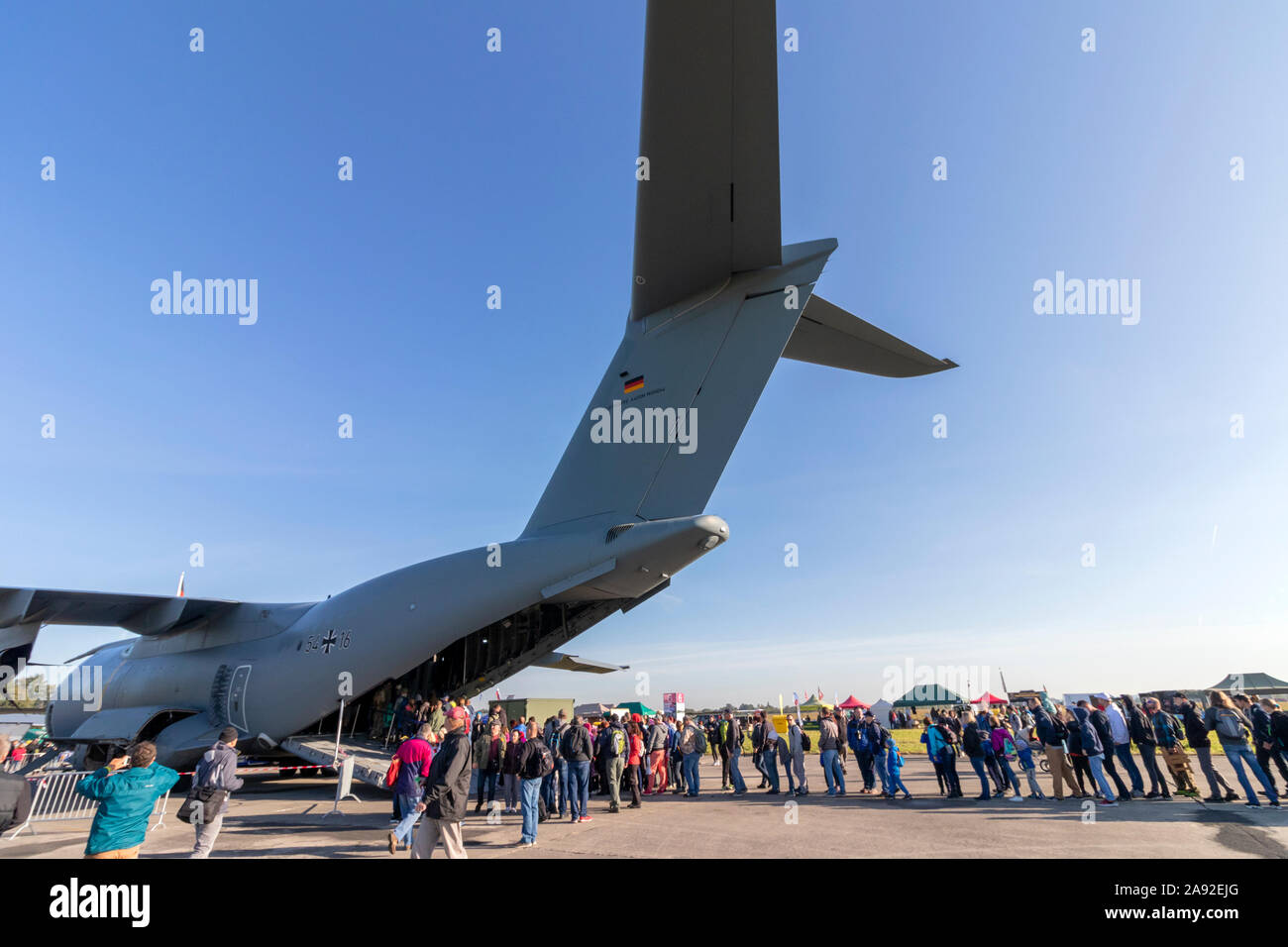 OSTRAVA, RÉPUBLIQUE TCHÈQUE - le 22 septembre 2019 : Journées de l'OTAN. C-5M Super Galaxy Avion de transport sur l'affichage pour la première fois. Grande foule de visiteurs w Banque D'Images