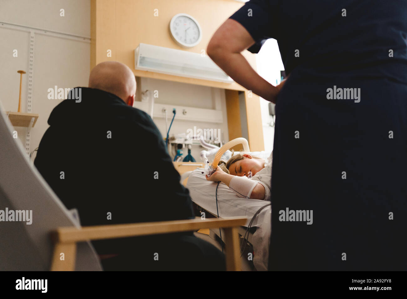 Femme avec partenaire dans la salle Banque D'Images