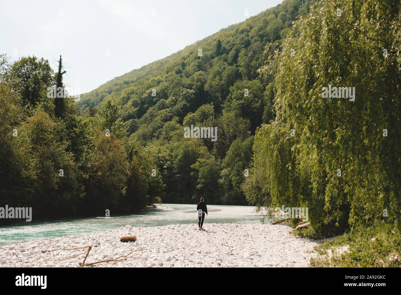 Femme à la rivière Banque D'Images
