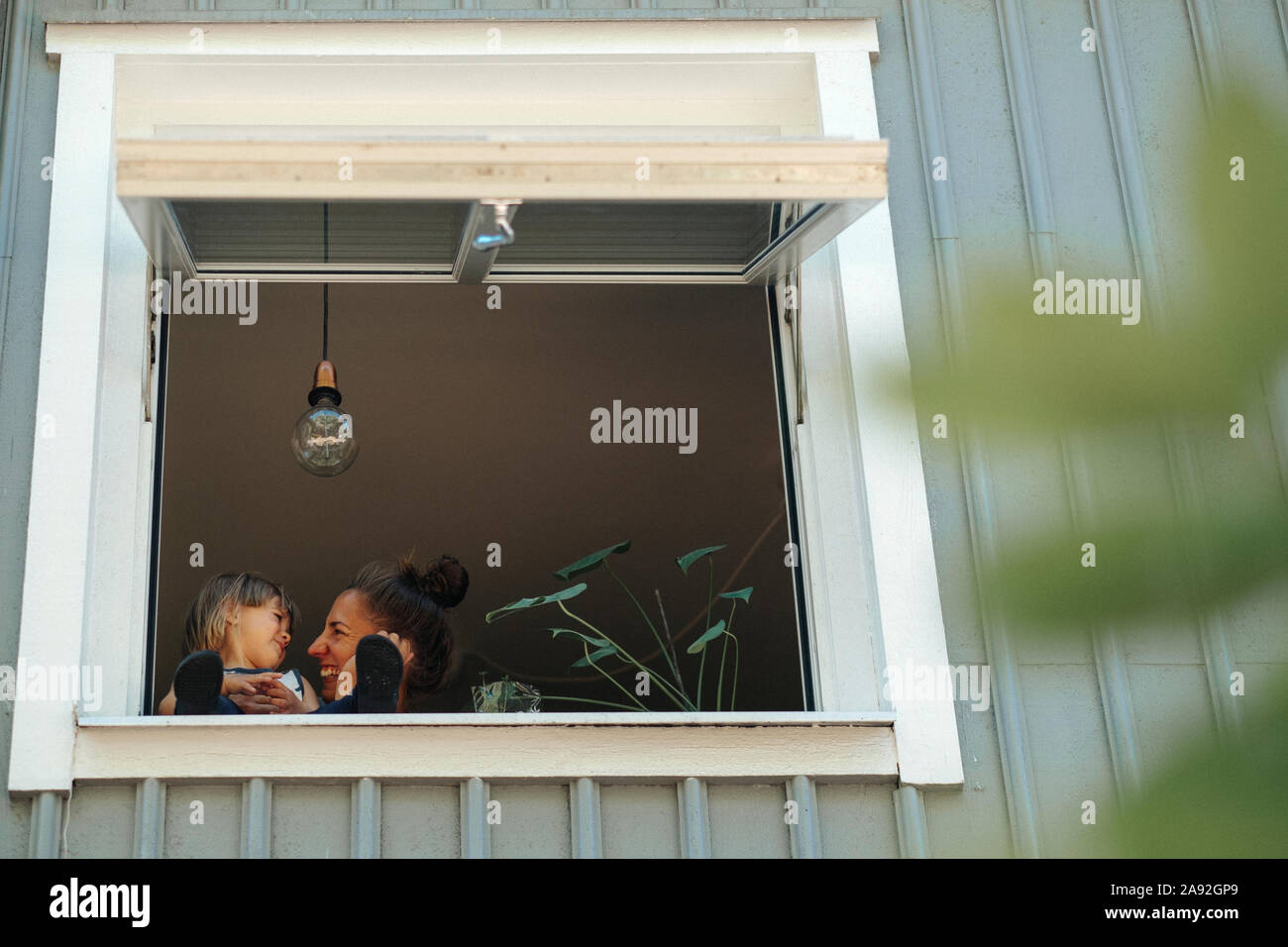 Mère fille avec fenêtre vue à travers Banque D'Images