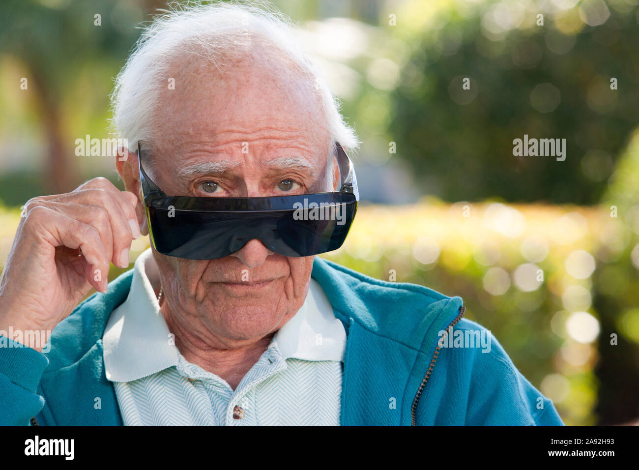 Portrait d'un homme âgé portant des lunettes sombres de la cataracte Photo  Stock - Alamy
