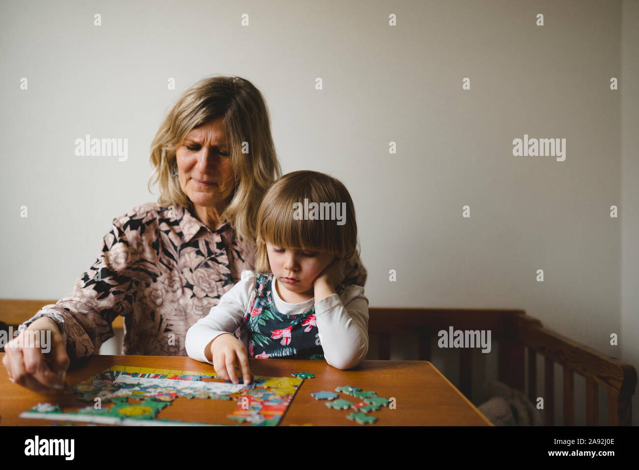 Grand-mère et petite-fille de faire des casse-tête Banque D'Images