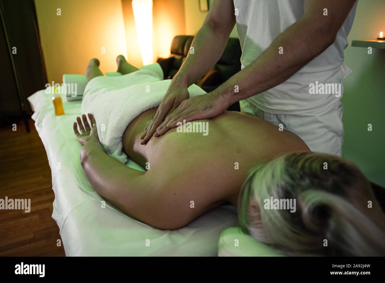 Massage du dos Banque D'Images