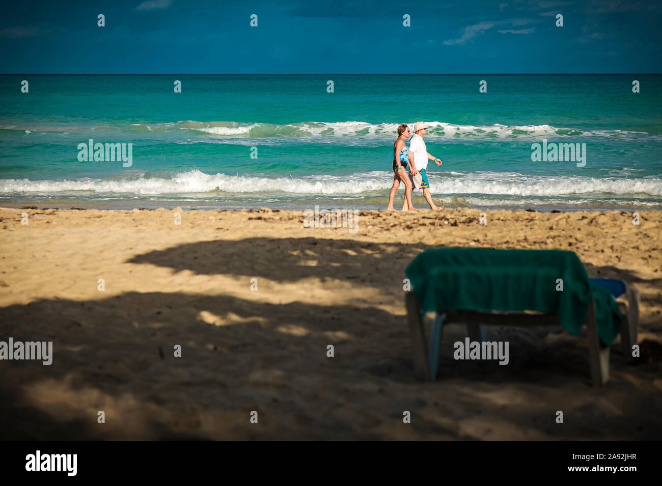 La plage de Varadero, Cuba, Jan 2013 - Middle-aged couple en train de marcher au bord de la mer sur l'une des magnifiques plages de Cuba Banque D'Images