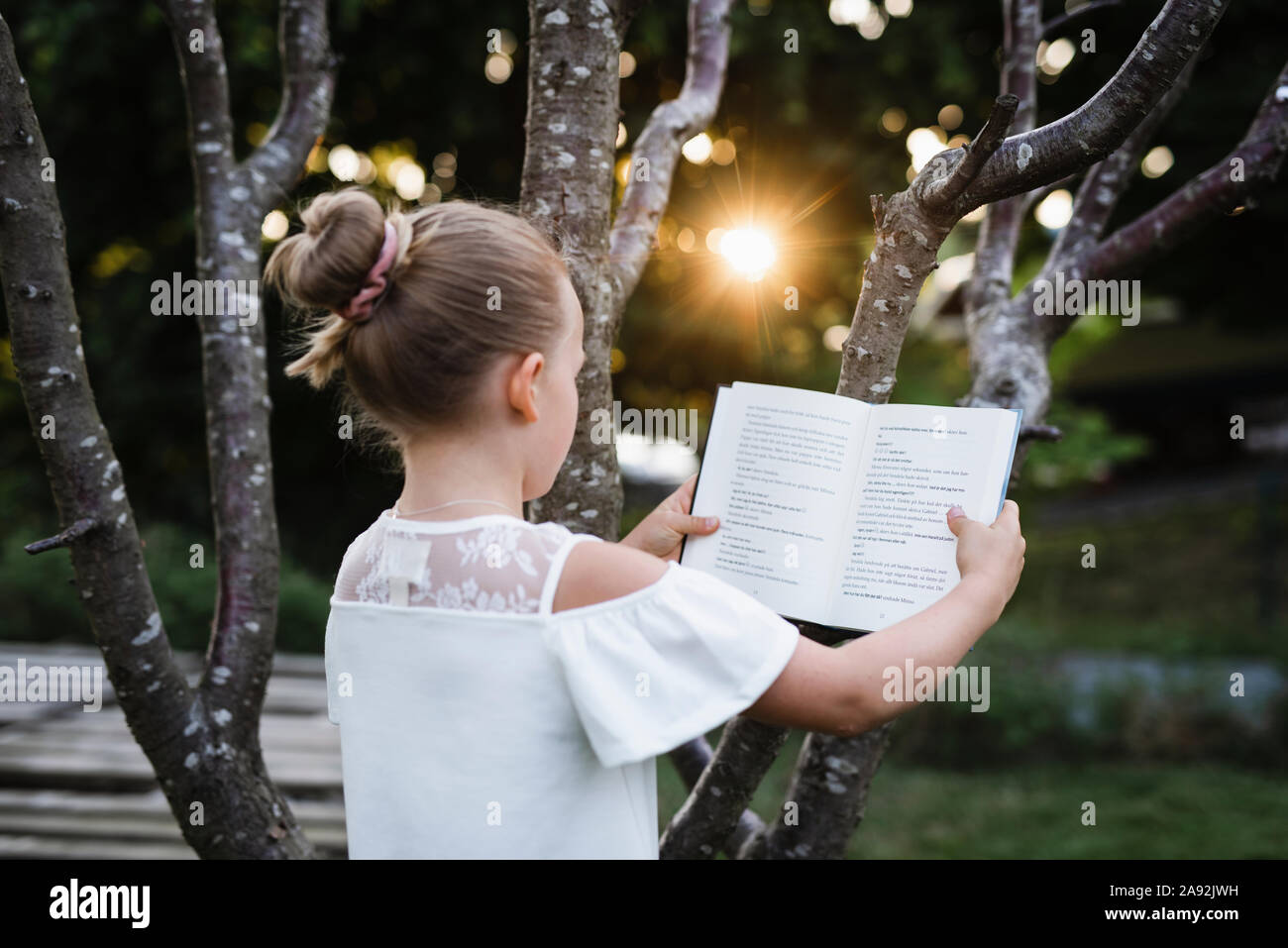 Girl in garden Banque D'Images