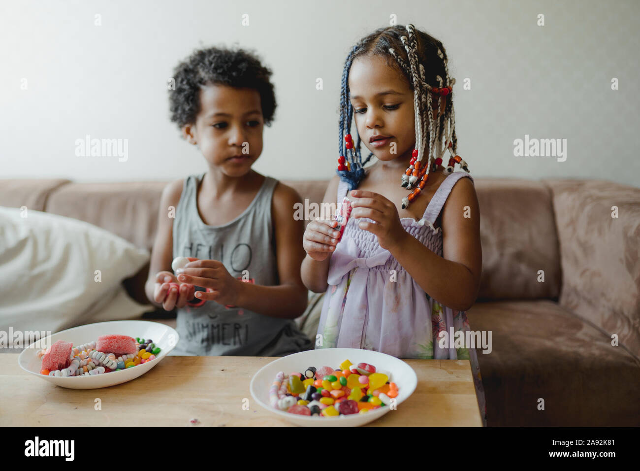 Garçon et fille d'avoir des sucreries Banque D'Images