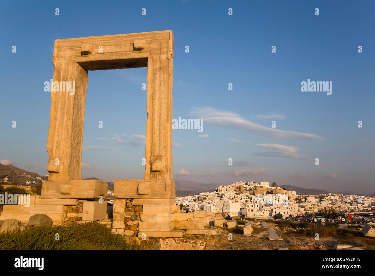 Temple d'Apollon (Portara) au crépuscule ; Chora, île de Naxos, Cyclades, Grèce Banque D'Images
