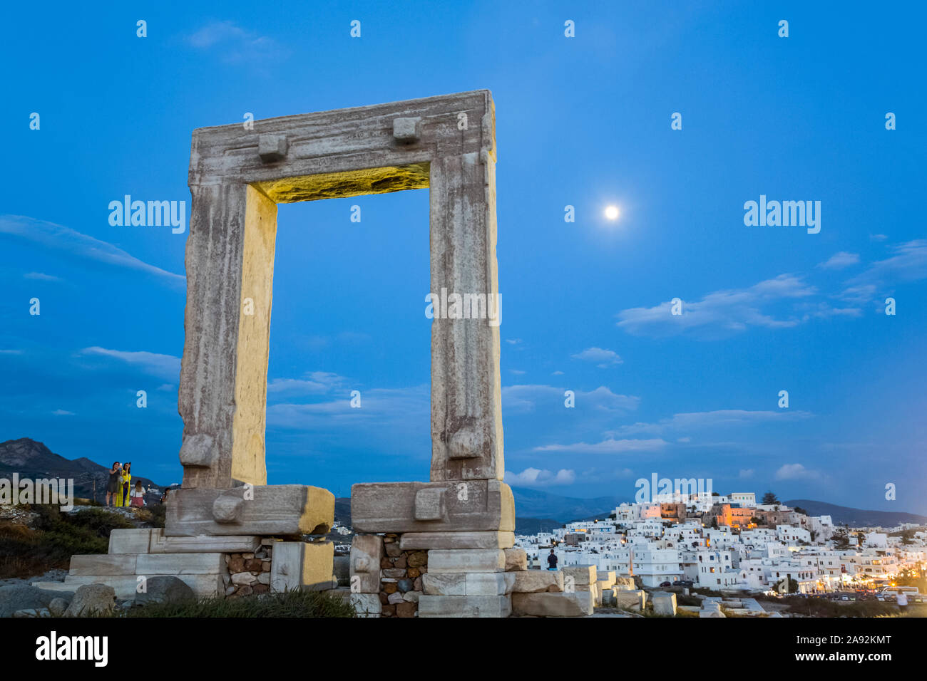 Temple d'Apollon (Portara) au crépuscule ; Chora, île de Naxos, Cyclades, Greec Banque D'Images