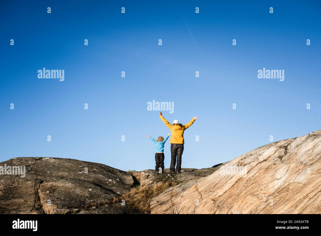 Femme et fille debout sur des rochers Banque D'Images