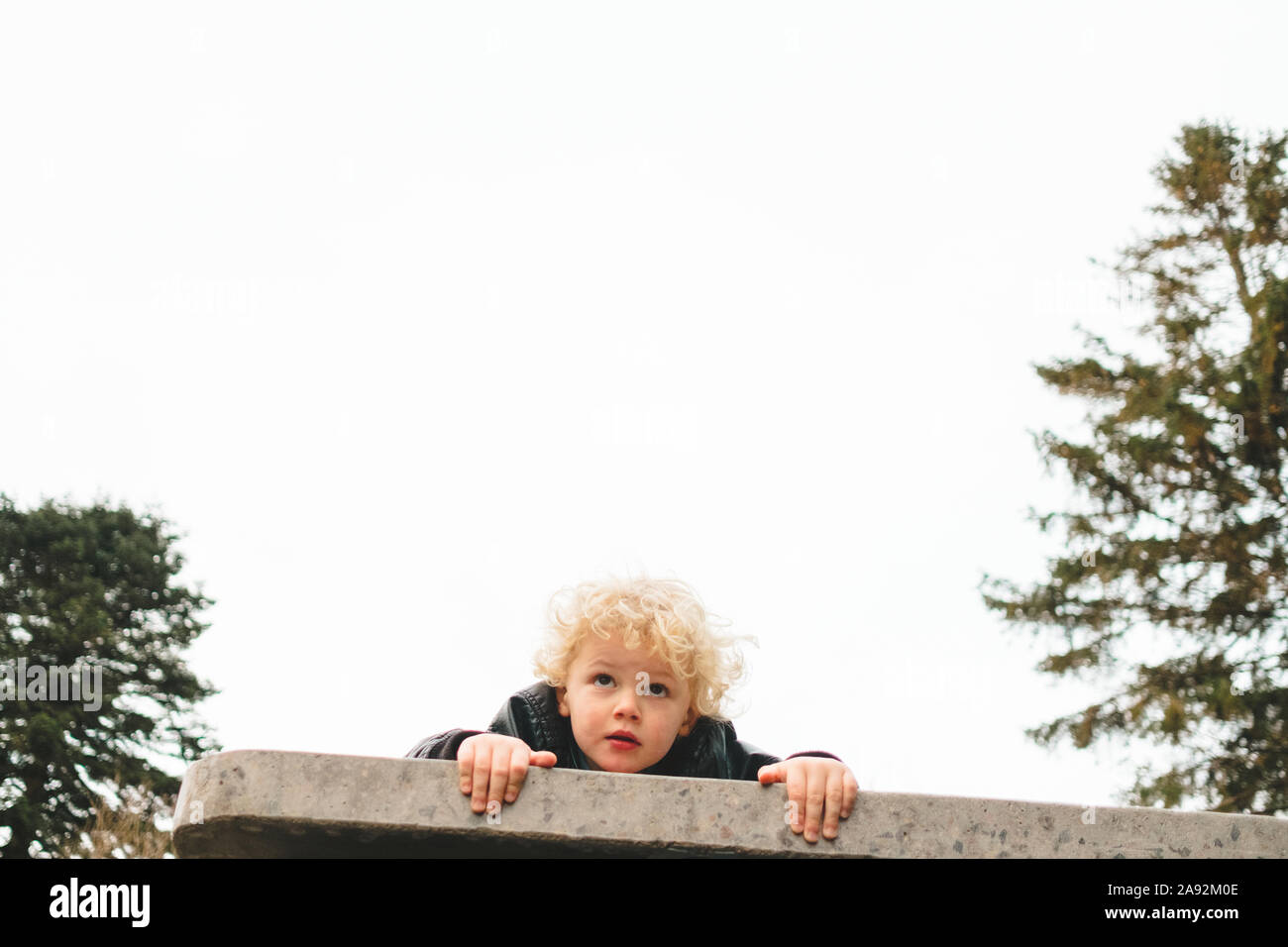 Boy looking away Banque D'Images