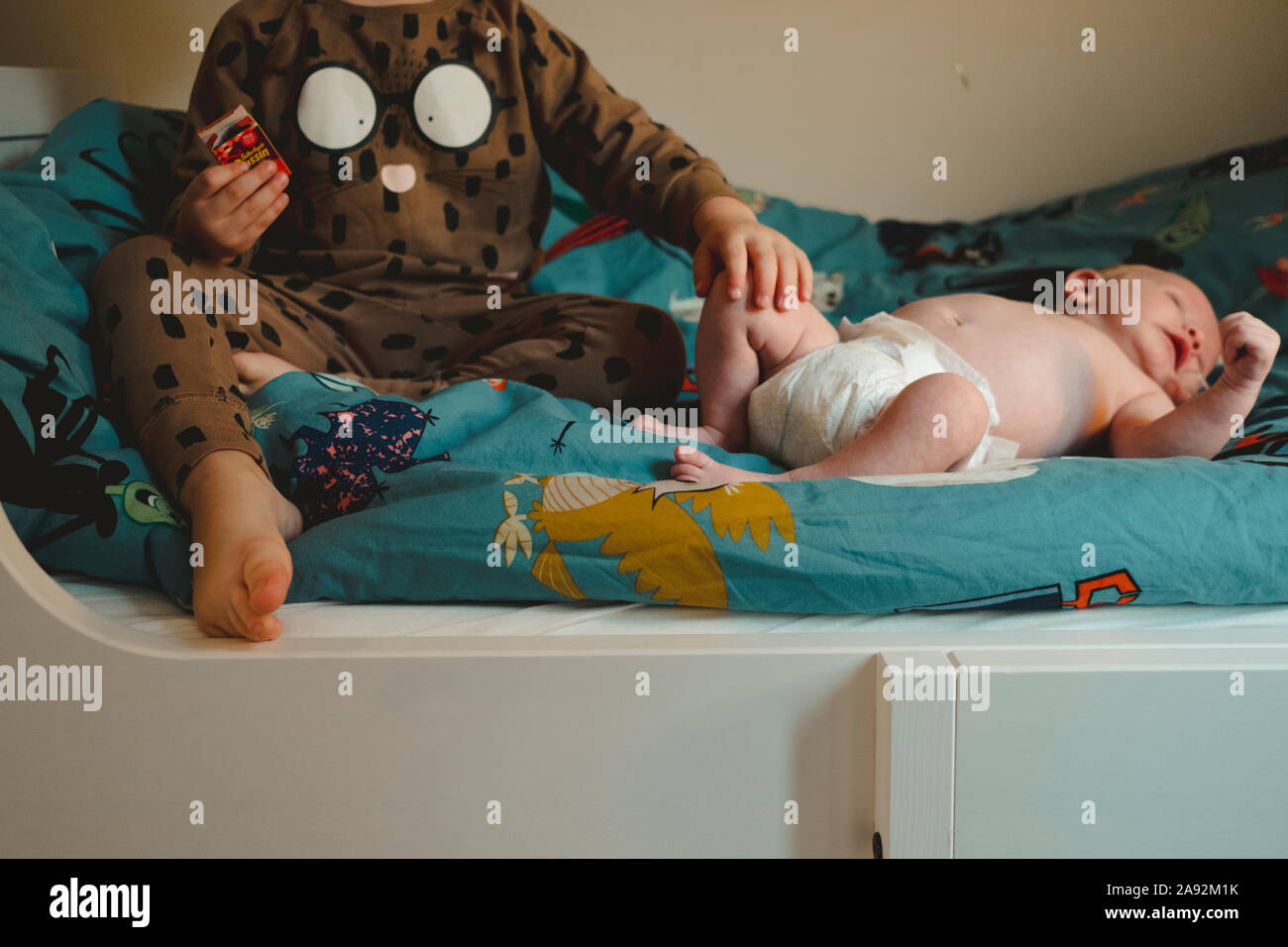 Frères et sœurs on bed Banque D'Images