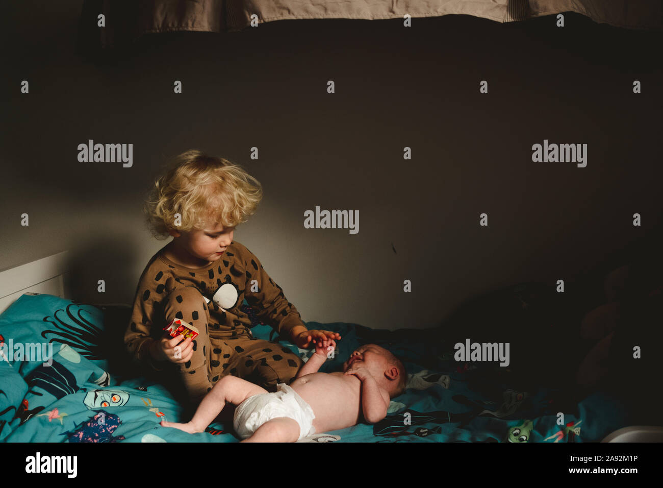 Frères et sœurs on bed Banque D'Images